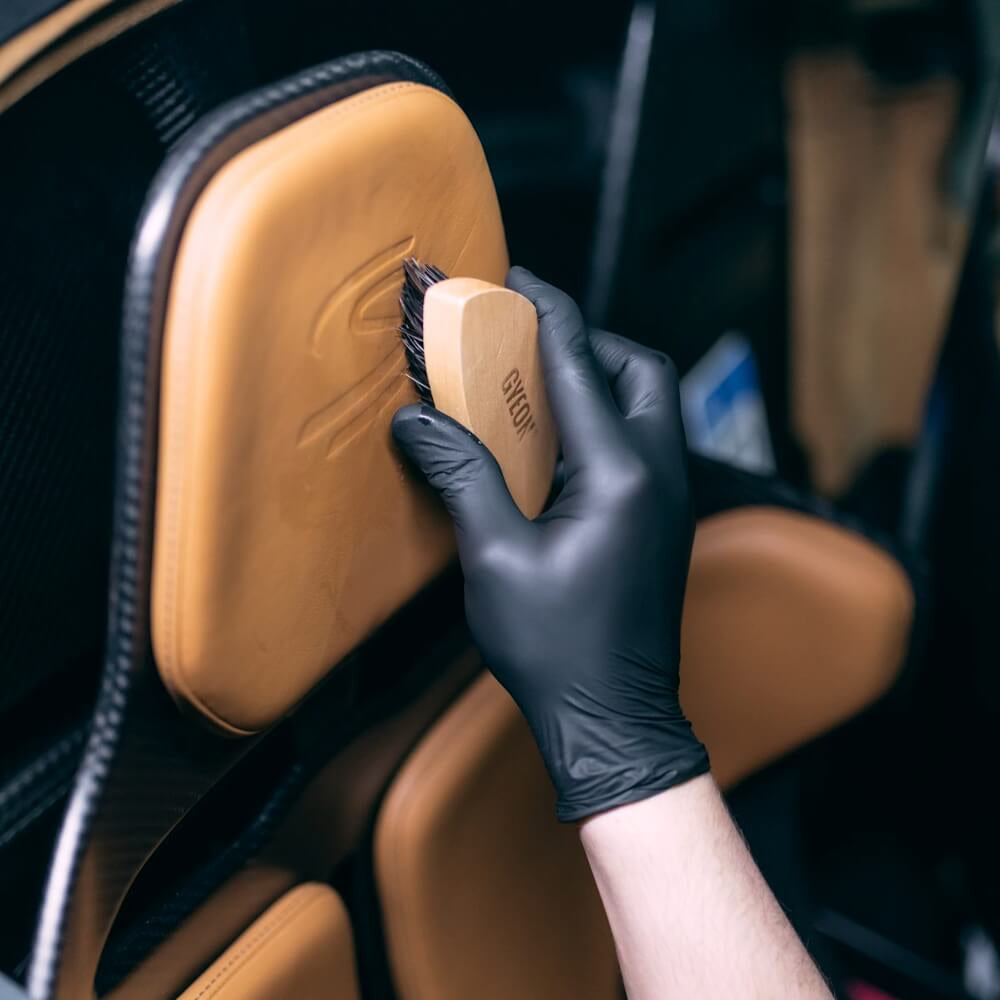 GYEON Q²M LeatherBrush